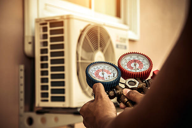 Professional Hvac technician working in Tallevast, FL